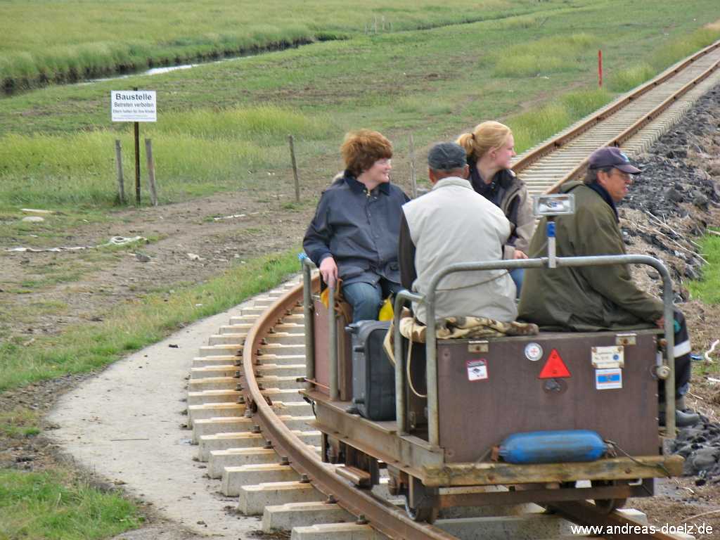 Lore mit Hallig-G&auml;sten auf dem Weg von Dageb&uuml;ll nach Langene&szlig;.