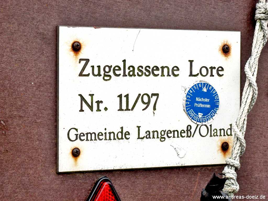Eine Lore mit dem Wappen der Gemeinde Langene&szlig;/Oland
