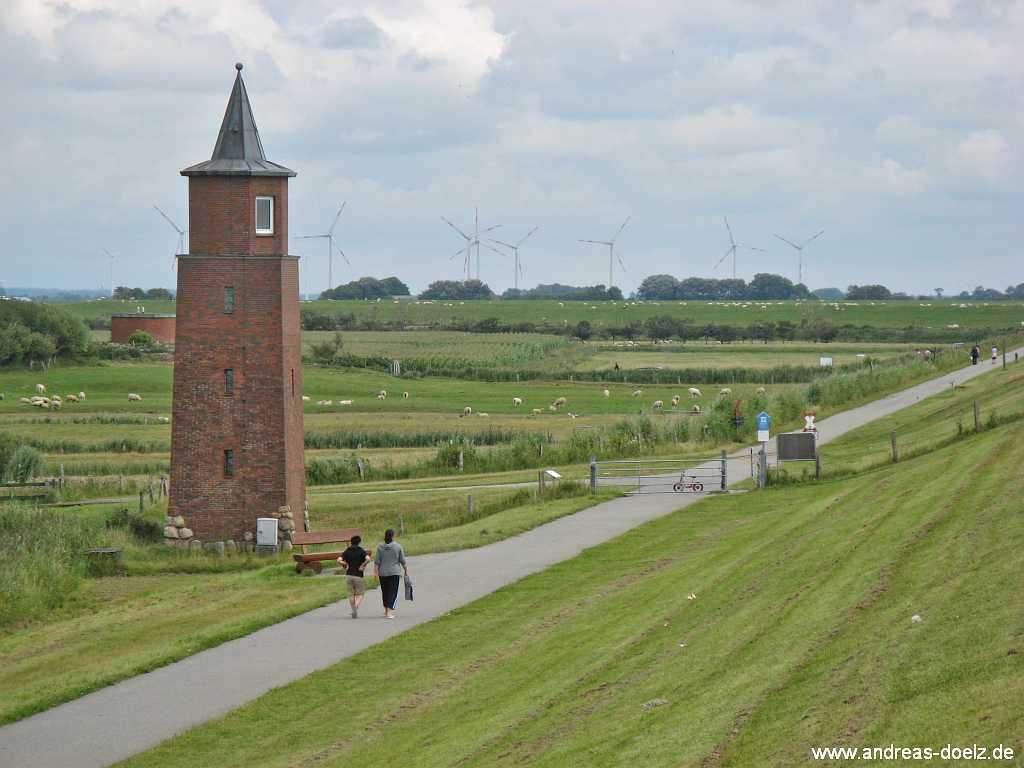 Eine Lore erreicht den Haltepunkt beim Leuchtturm von Dageb&uuml;ll