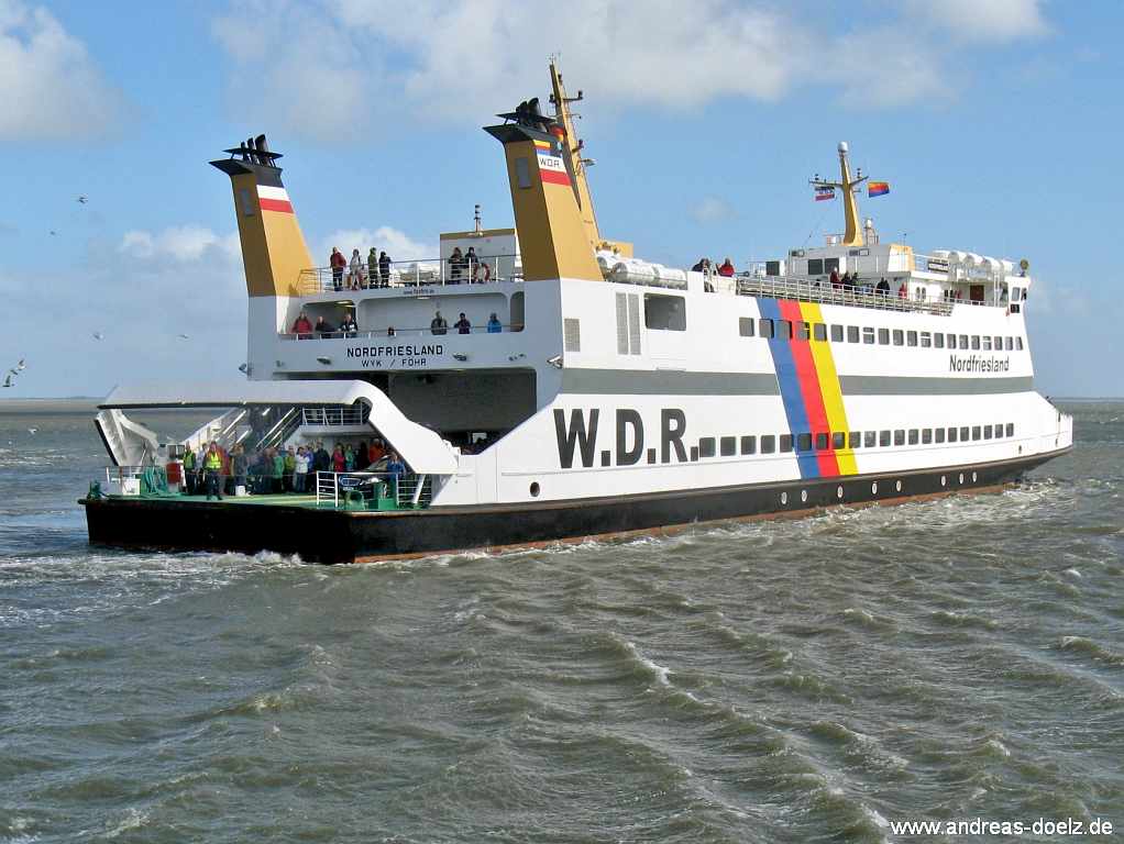 Die F&auml;hre Nordfriesland wendet vor dem F&auml;hranleger Wittd&uuml;n.