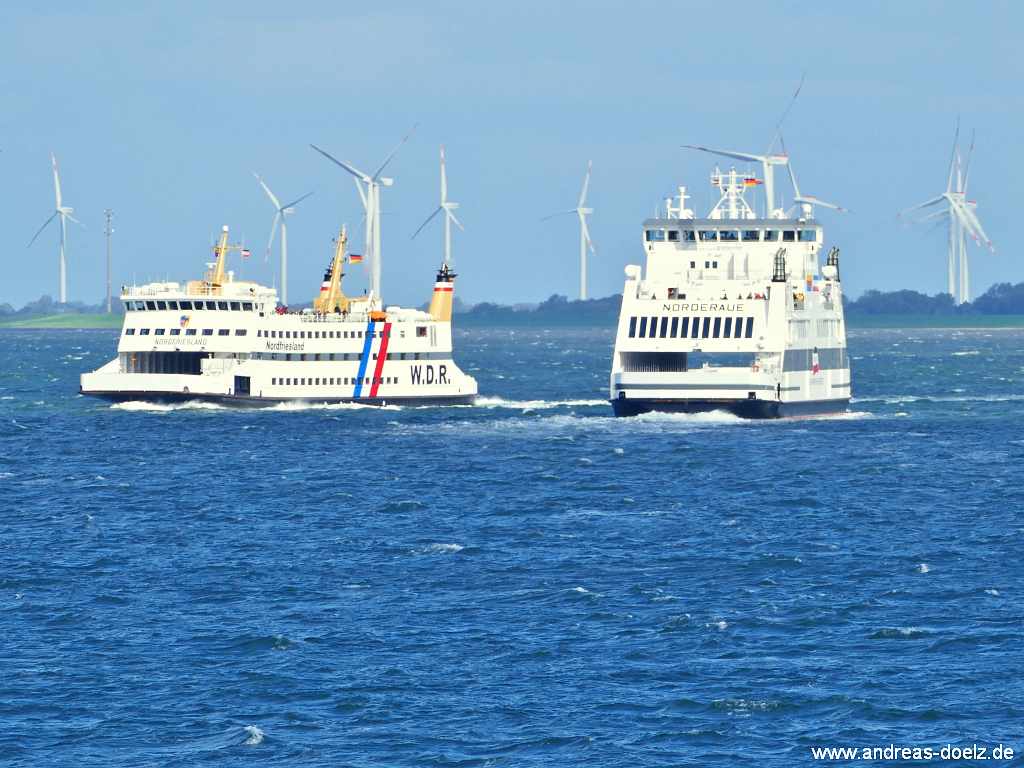 Die F&auml;n Nordfriesland und Norderaue nebeneinander vor dem F&auml;hrhafen Dageb&uuml;ll.