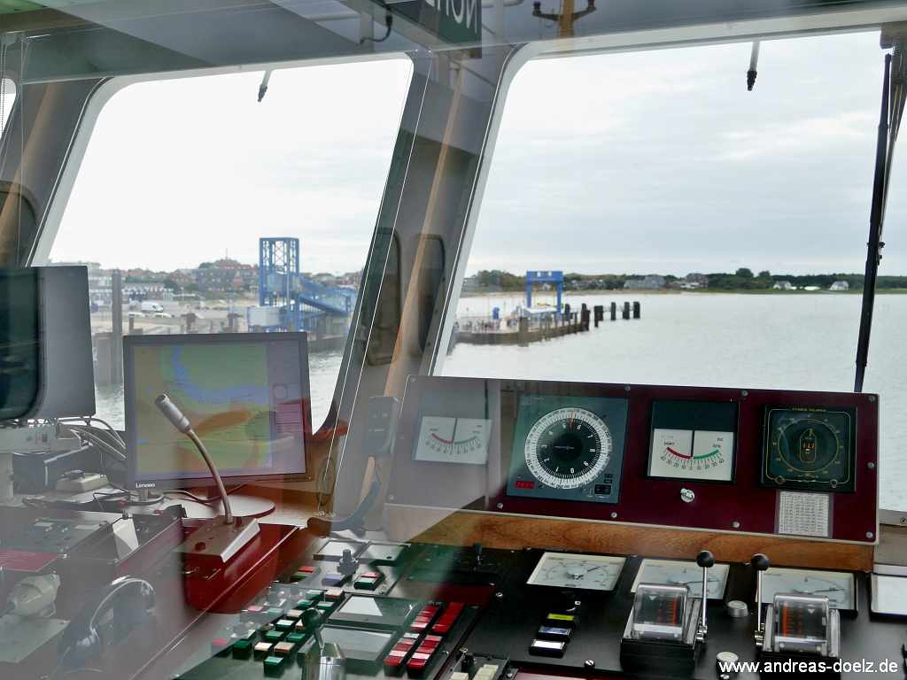 Blick vom Sonnendeck in die Kommandobr&uuml;cke der Fahre Nordfriesland.