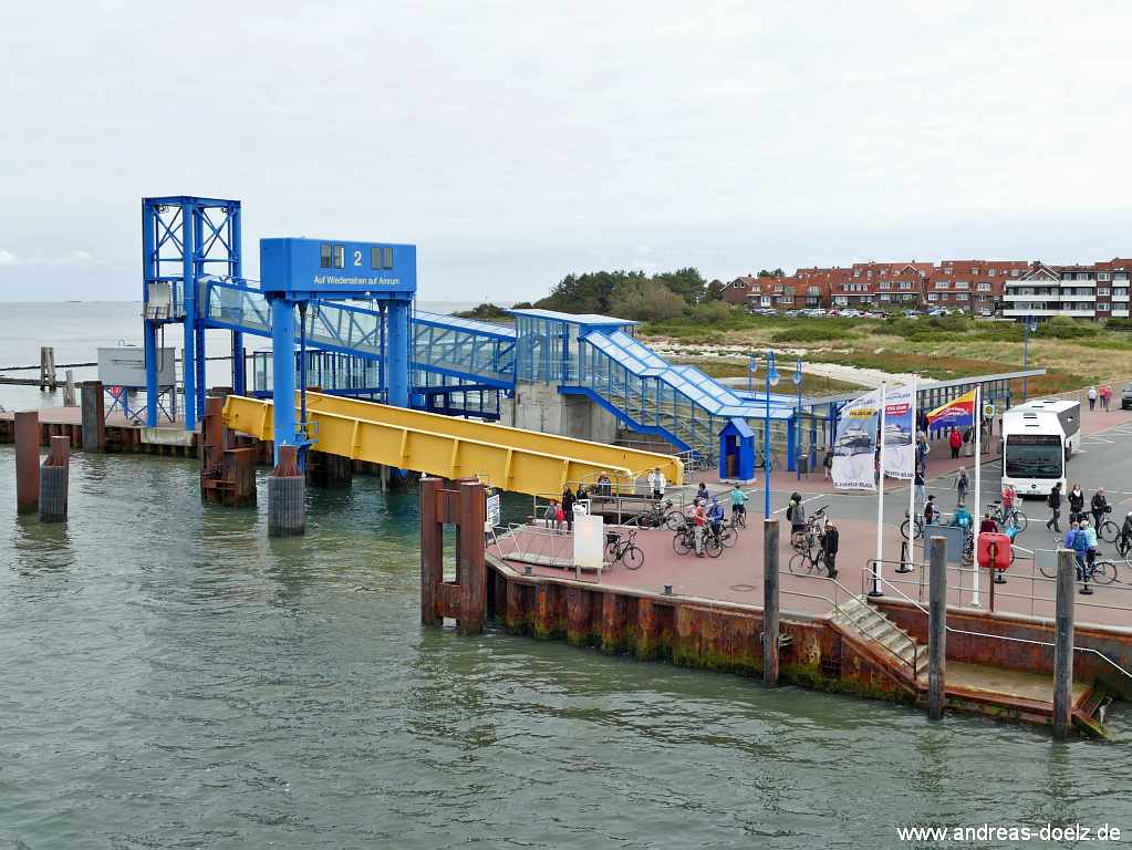 Die F&auml;hre Nordfriesland erreicht den F&auml;hranleger Wittd&uuml;n auf Amrum.