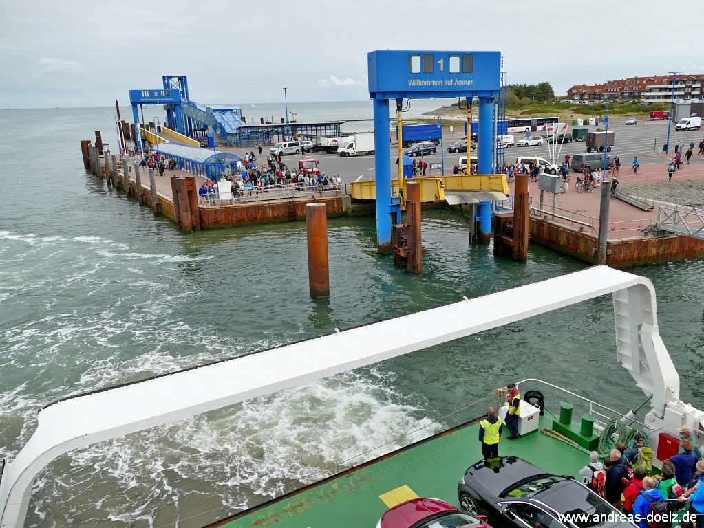 Die F&auml;hre Nordfriesland wendet vor dem F&auml;hranleger Wittd&uuml;n.