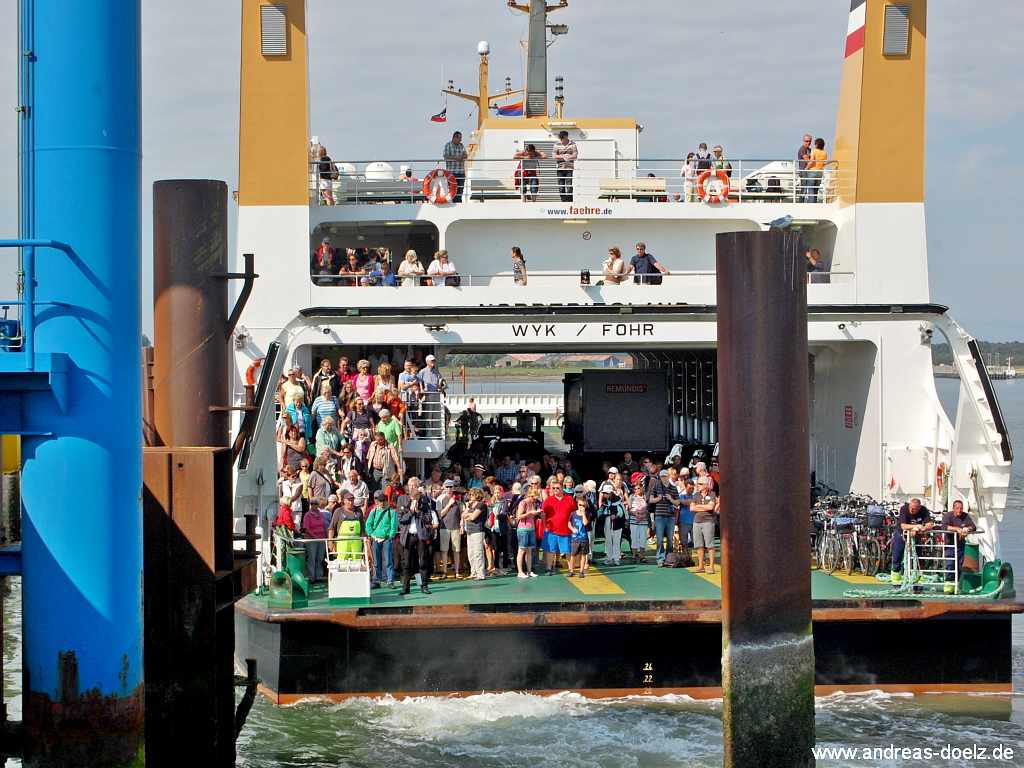 Die Fahrg&auml;ste warten bereits am Heck und verlassen nach dem Anlegen als erstes die F&auml;hre.