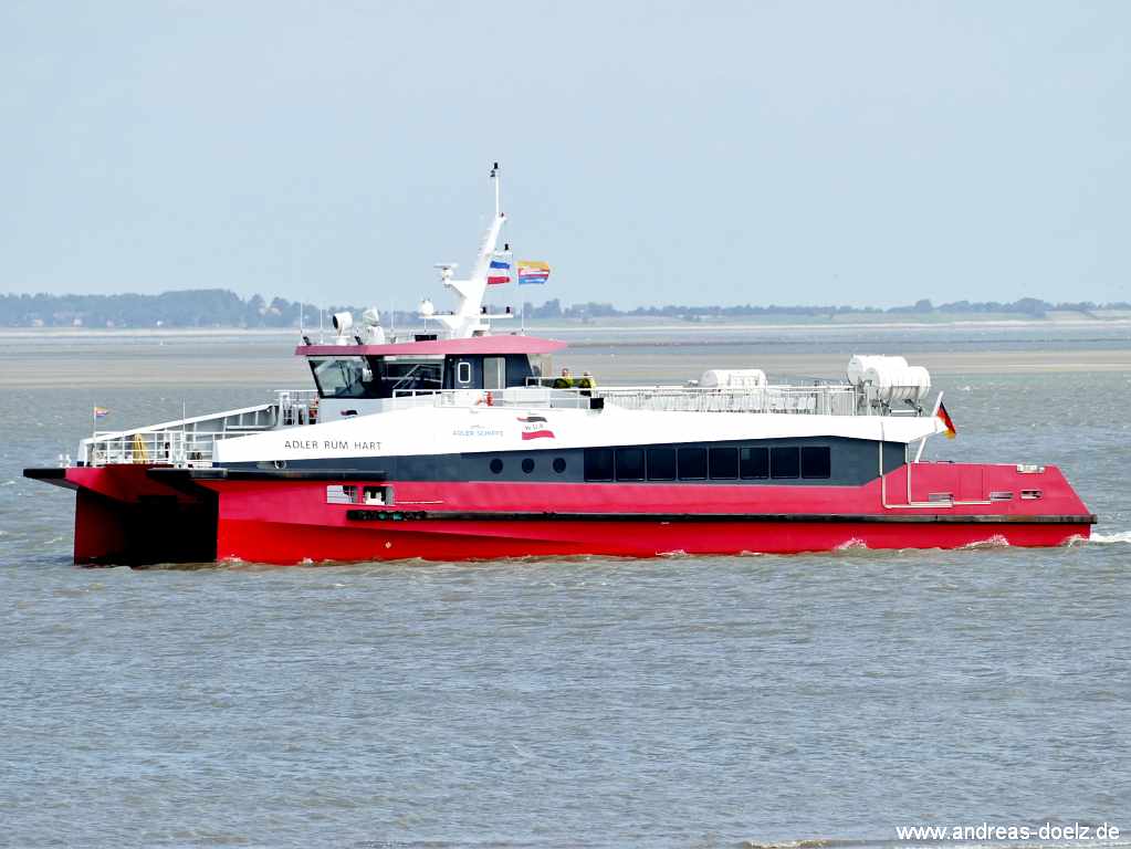 Der Katamaran Adler R&uuml;m Hart auf der Schnellverbindung zwischen dem F&auml;hrhafen Dageb&uuml;ll und Wittd&uuml;n auf Amrum.