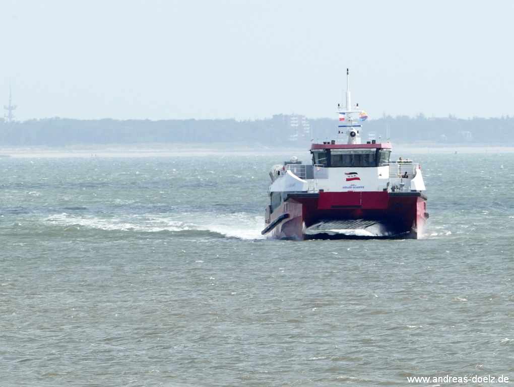 Bei der Ankunft auf Amrum sind von vorne sind die beiden R&uuml;mpfe des Katamaran R&uuml;m Hart deutlich zu erkennen.