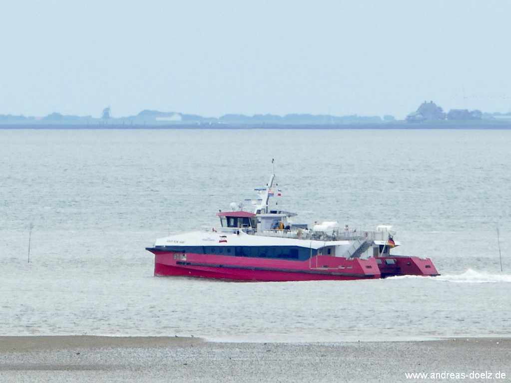 Der Katamaran R&uuml;m Hart vor der S&uuml;dspitze von  Wittd&uuml;n