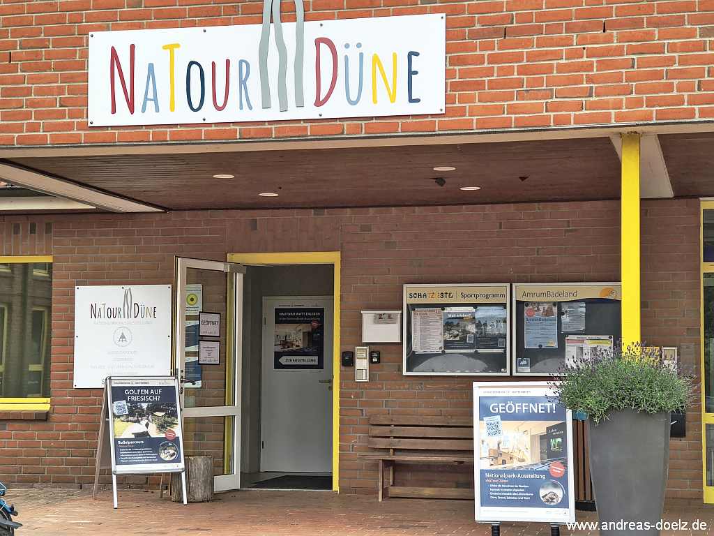 Eingang zum Nationalpark-Haus NaTour-D&uuml;ne neben dem Amrumer Badeland.