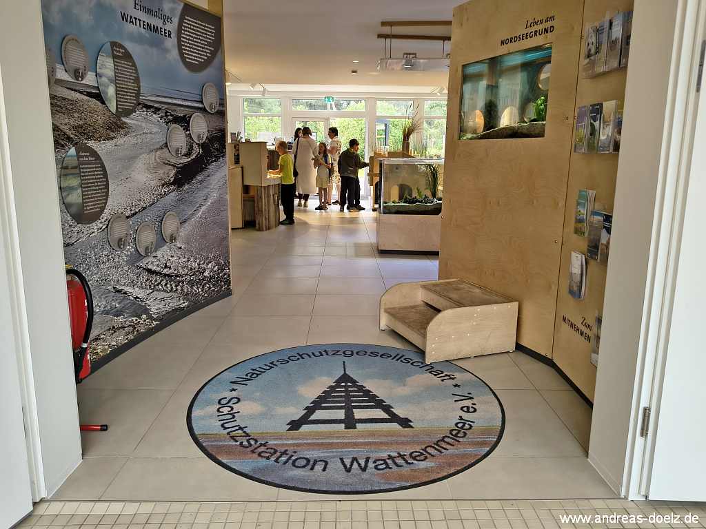 Das Logo der Naturschutzgesellschaft Schutzstation Wattenmeer am eingang zu Ausstellungsraum der NaTour-D&uuml;ne in Wittd&uuml;n auf Amrum