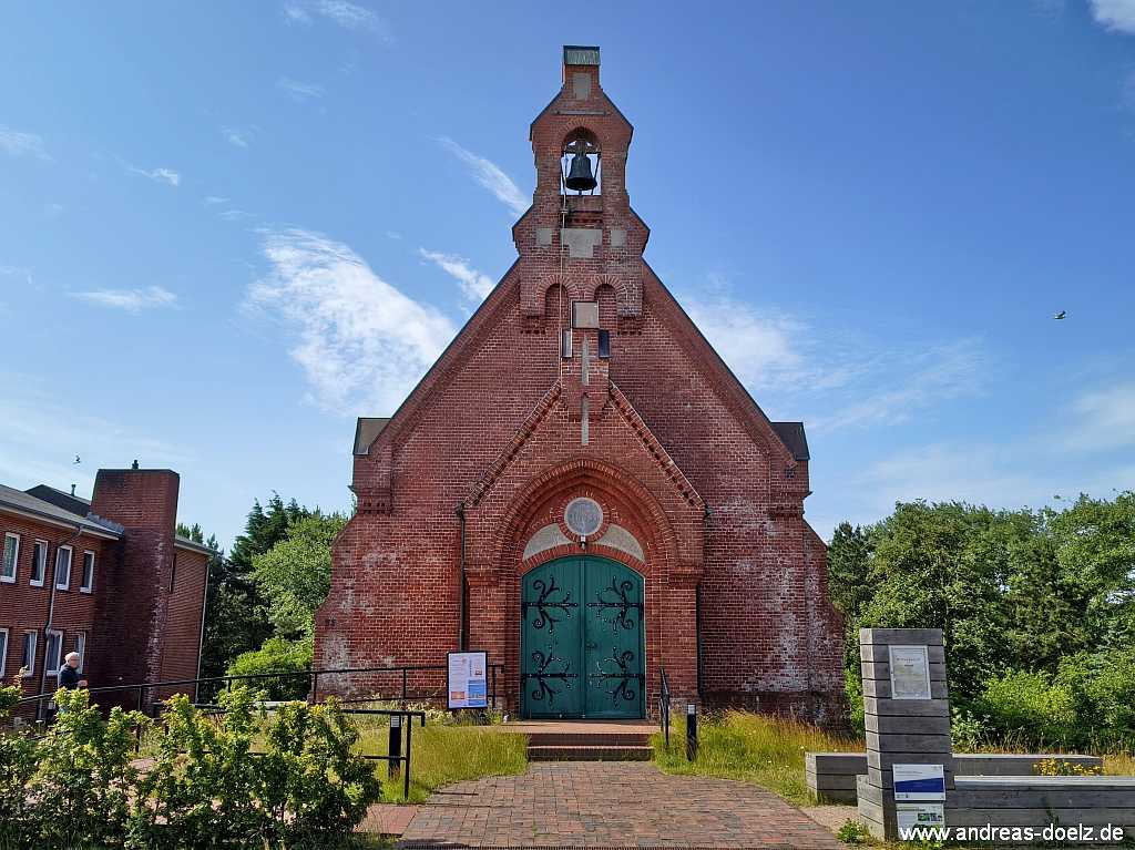 Kapelle Wittd&uuml;n auf Amrum, Au&szlig;enansicht der Kapelle von der Inselstra&szlig;e aus, der Eingang liegt im Norden und das Kirchenschiff mit dem Altar Richtung S&uuml;den.