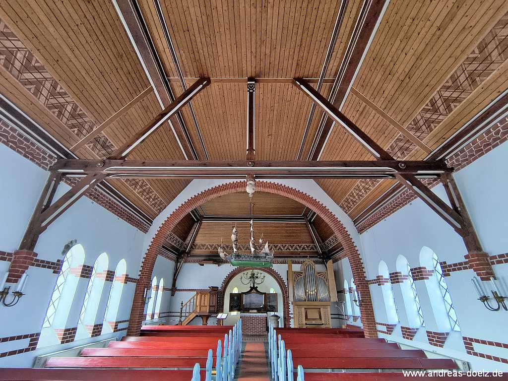 Amrum Insel-Orte und Dörfer: Kapelle in Wittdün, der Innenraum der Kapelle Die Kapelle in Wittdün auf Amrum: Der Innenraum der Kapelle