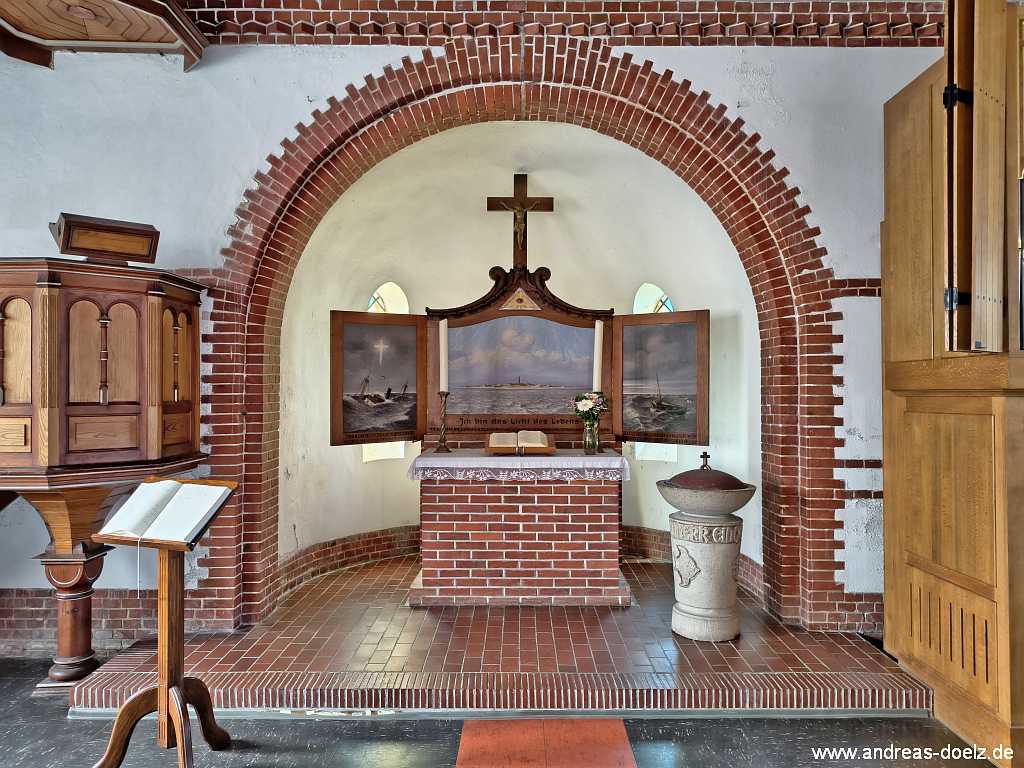 Amrum Insel-Orte und Dörfer: Kapelle in Wittdün, der Altarbereich der Kapelle mit dem dreigliedrigen Altaraufsatz Die Kapelle in Wittdün auf Amrum: der Altarbereich der Kapelle mit dem dreigliedrigen Altaraufsatz
