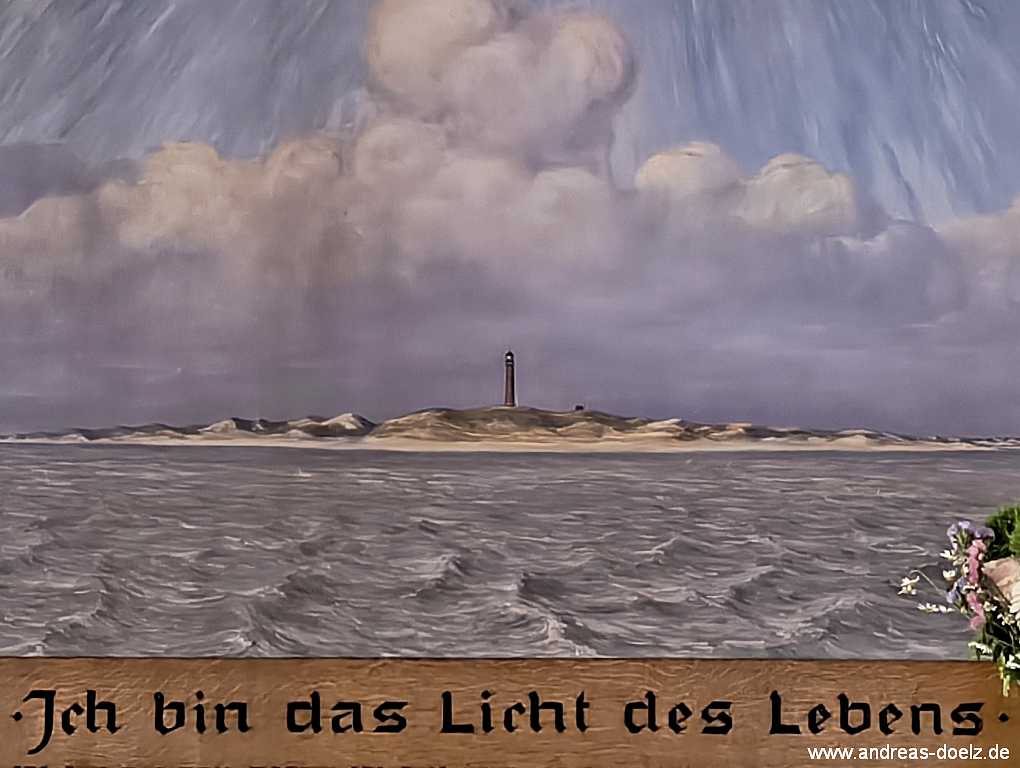 Amrum Insel-Orte und Dörfer:Kapelle in Wittdün, Der Altar der Kapelle mit dem Bild von der Südspitze Amrums mit dem Leuchtturm in der Mitte des dreigliedrigen Altaraufsatzes Die Kapelle in Wittdün auf Amrum: der Altar der Kapelle mit dem Bild von der Südspitze Amrums mit dem Leuchtturm in der Mitte des dreigliedrigen Altaraufsatzes