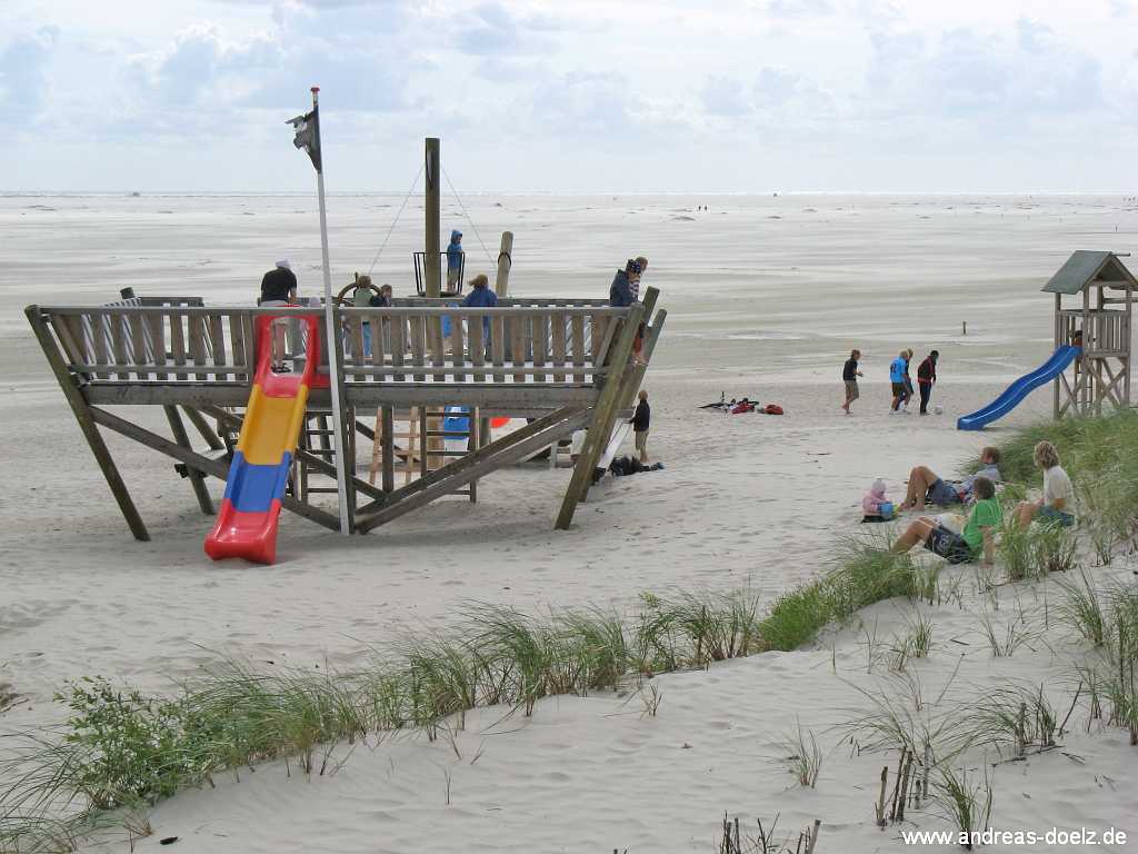 Der Spielplatz am S&uuml;dstrand vor der Strandbar Seehund im Jahr 2015.