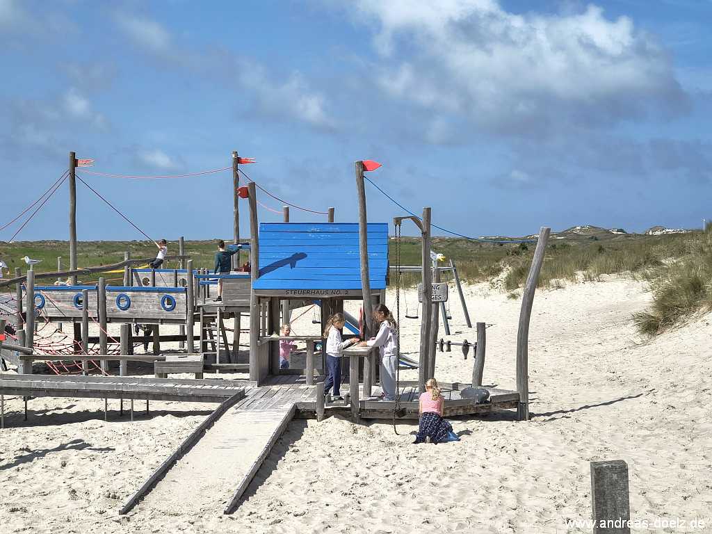 Der Spielplatz am S&uuml;dstrand vor der Strandbar Seehund im Jahr 2025.