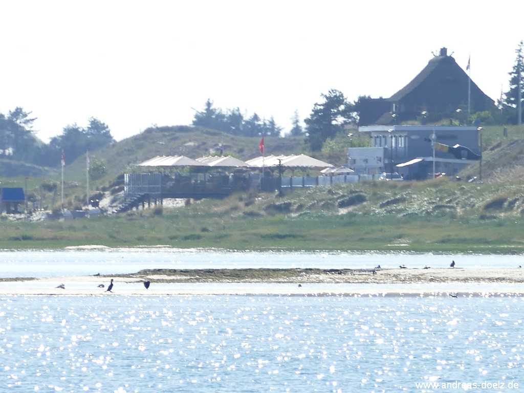 Blick vom Schiff &uuml;ber den Kniephaken und die Kniepbucht zur Strandbar Seehund am S&uuml;dstrand von Amrum. 