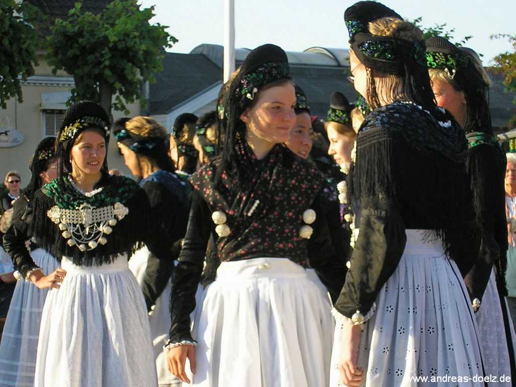 Die Amrumer Trachtengruppe Bild05