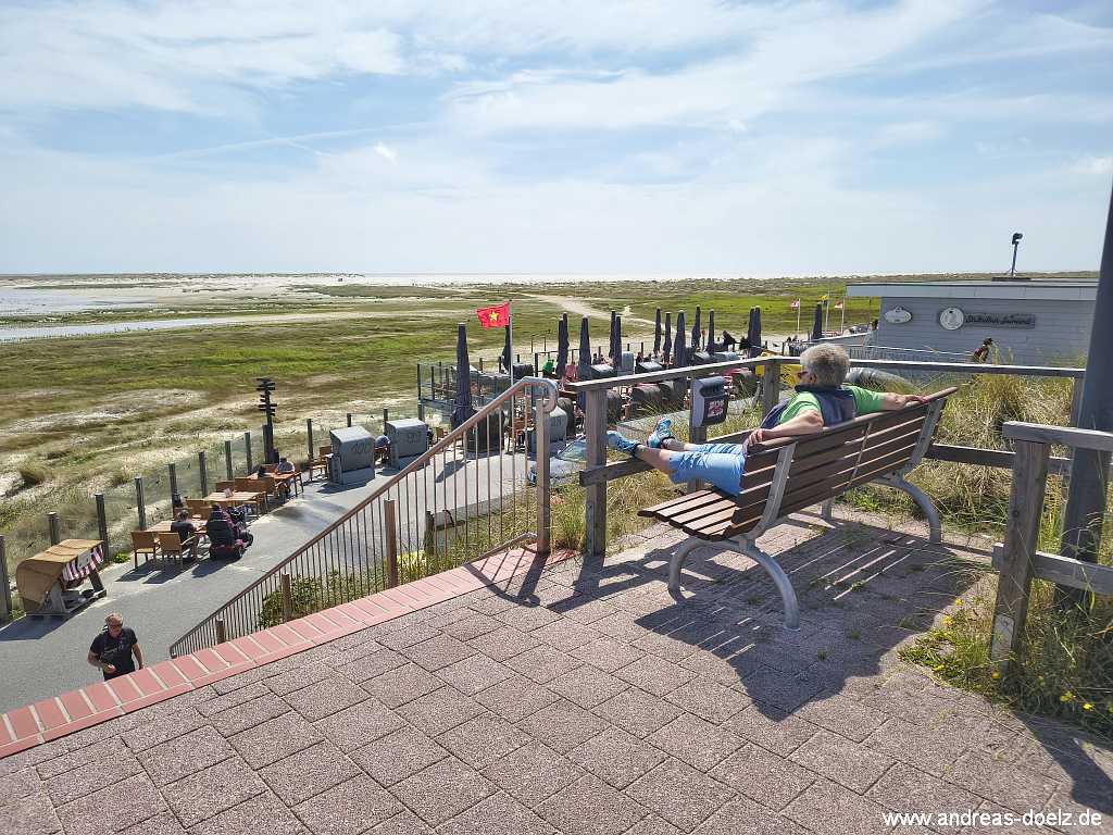 Blick von der oberen Wandelbahn auf die Strandbar Seehund und das Ende der Kniepbucht.