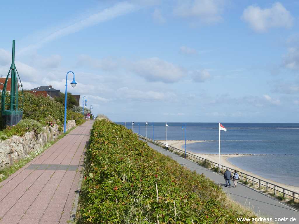 Die obere und die untere Wandelbahn an der Meerseite von Wittd&uuml;n mit Bkick auf die Kniepbucht