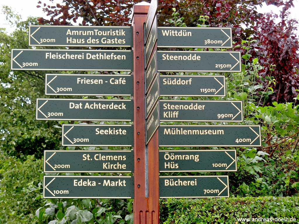 Amrum Inselorte und Dörfer: Wegweiser an der Dorfstraße in Nebel Wegweiser an der Dorfstraße in Nebel