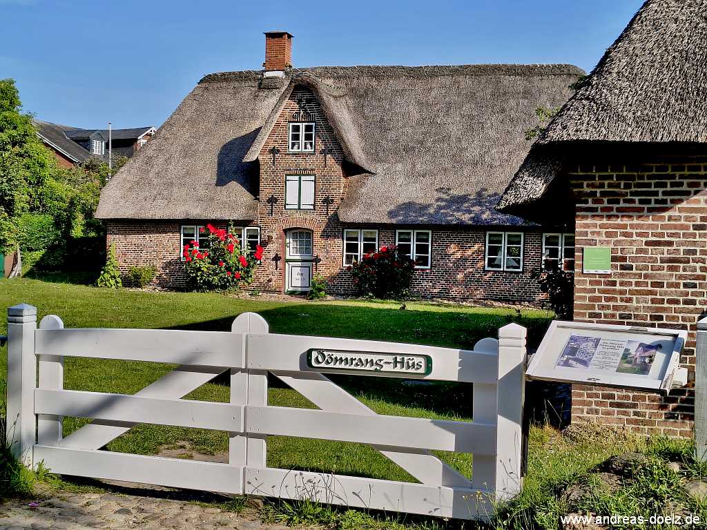 Amrum Inselorte und Dörfer: Begrüßung der Gäste am Ortseingang von Nebel auf Friesisch Begrüßung der Gäste am Ortseingang von Nebel auf Friesisch