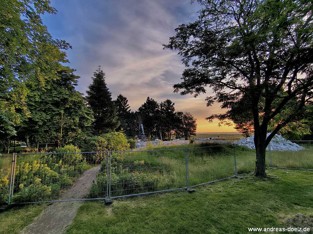 Amrum Inselorte und Dörfer: Der Abriss (Juni 2025) des Haus des Gastes am Kurpark in Nebel neben der St. Clemens-Kirche und dem Friedhof Der Abriss (Juni 2025) des Haus des Gastes am Kurpark in Nebel neben der St. Clemens-Kirche und dem Friedhof