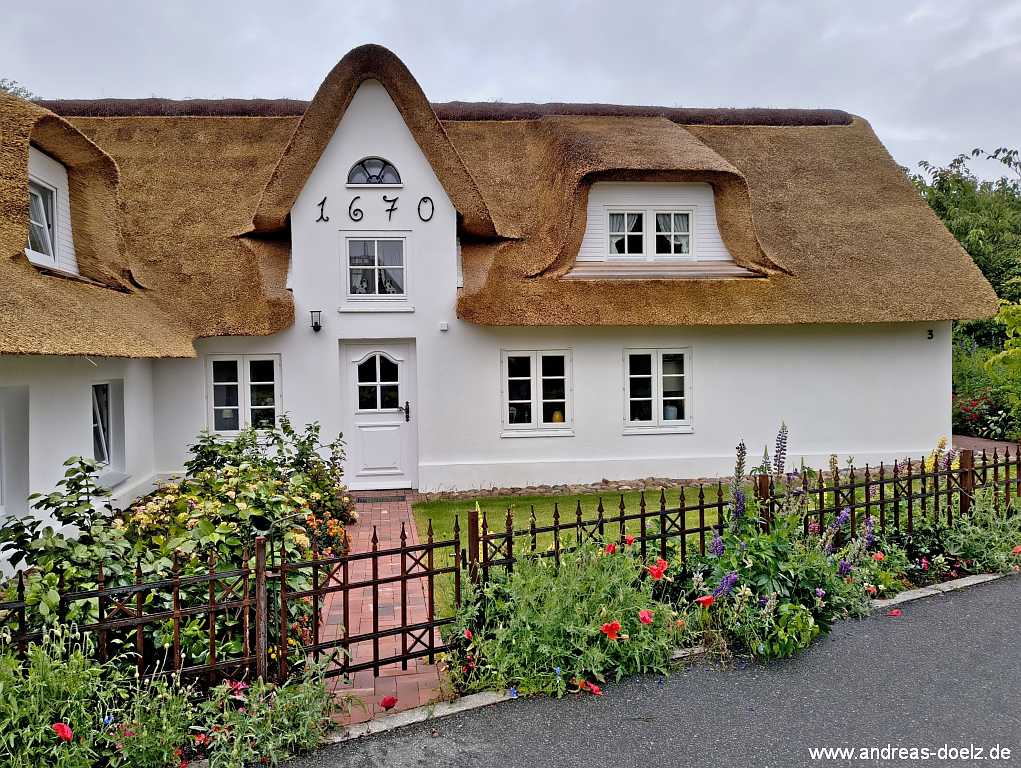 Amrum Inselorte und Dörfer: Ein 1670 erbautes Friesenhaus im historischen Ortskern von Nebel Ein 1670 erbautes Friesenhaus im historischen Ortskern von Nebel