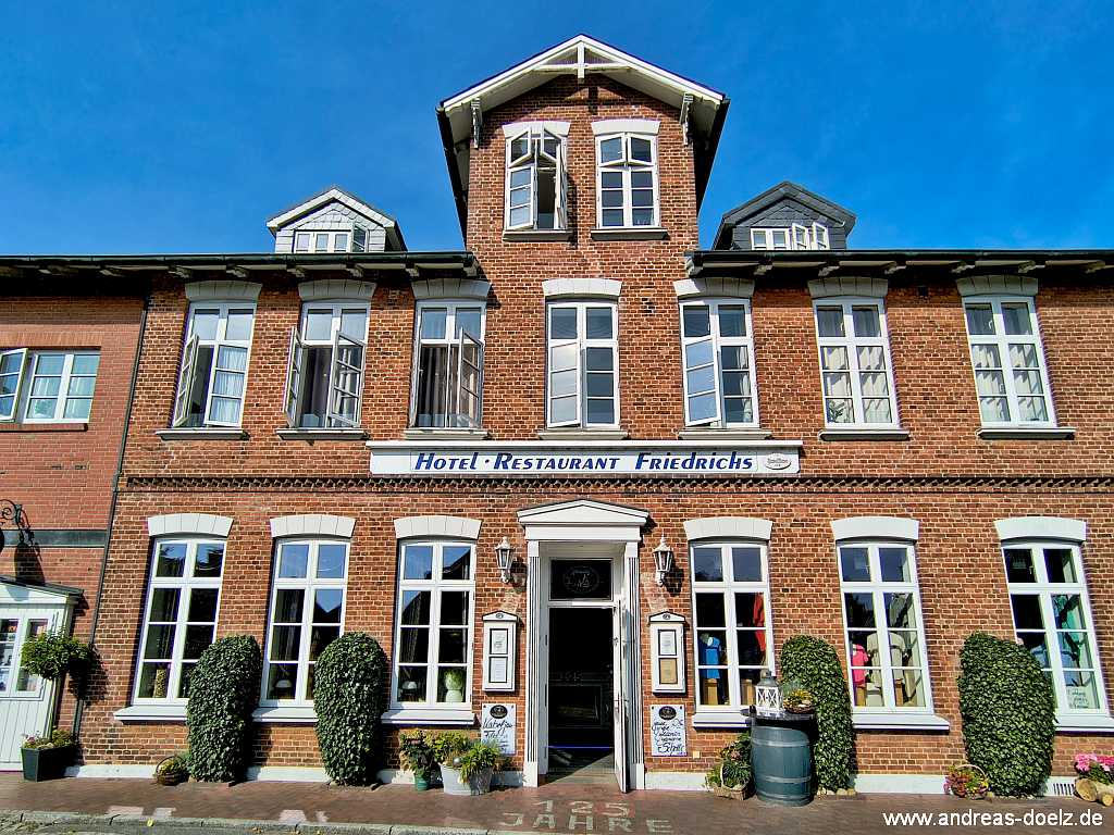 Amrum Inselorte und Dörfer: Das älteste Hotel von Amrum: das im Jahr 1898 erbaute Hotel Friedrichs im Ortskern von Nebel Das älteste Hotel von Amrum: das im Jahr 1898 erbaute Hotel Friedrichs im Ortskern von Nebel