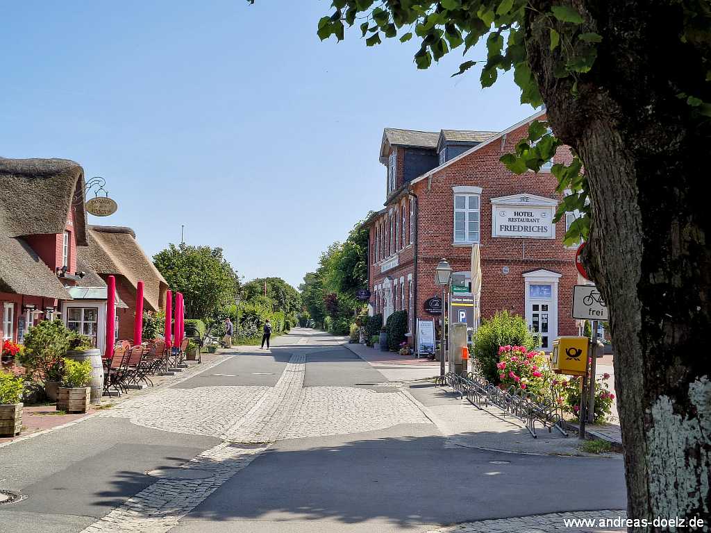 Amrum Inselorte und Dörfer: Blick in die Dorfstraße Richtung Süden: links das Cafe-Restaurant Dörnsk an Köögem und rechts das Hotel Friedrichs Blick in die Dorfstraße Richtung Süden: links das Cafe-Restaurant Dörnsk an Köögem und rechts das Hotel Friedrichs