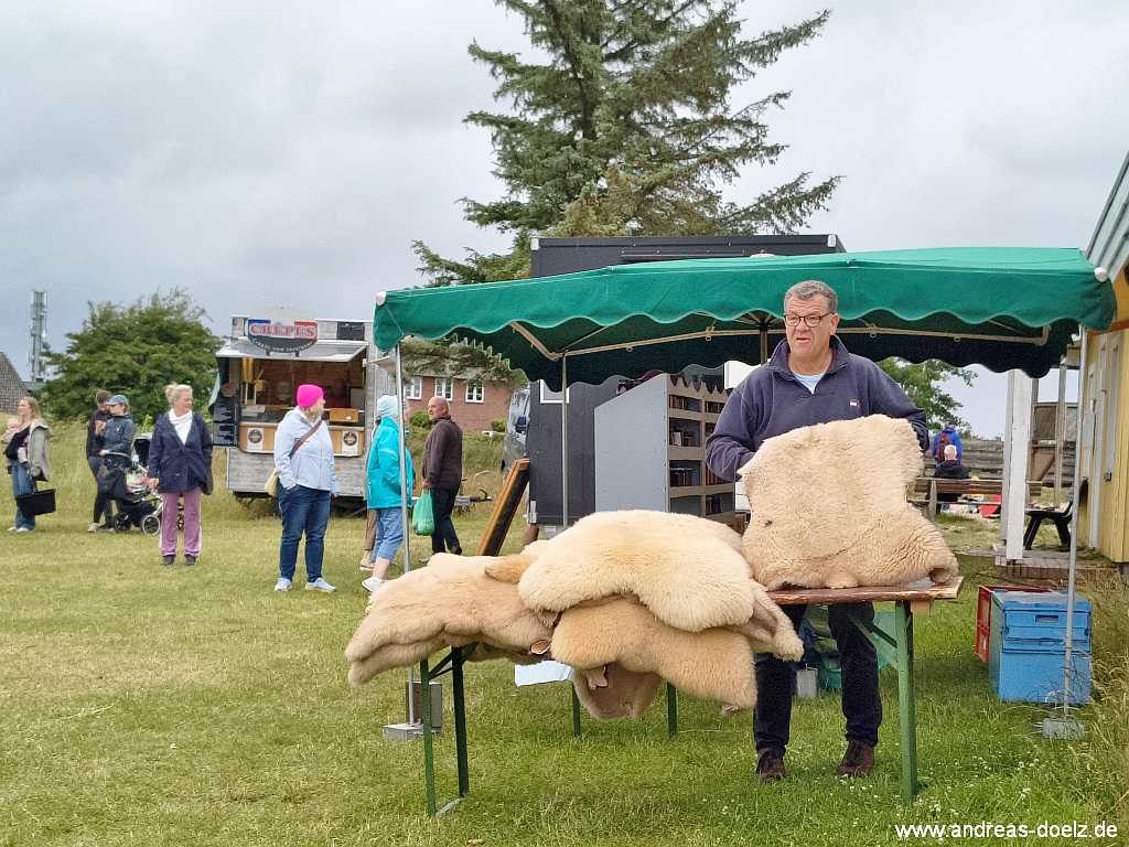 Stand der Sch&auml;ferei Petersen mit Lammspezialit&auml;ten und Schaffellen