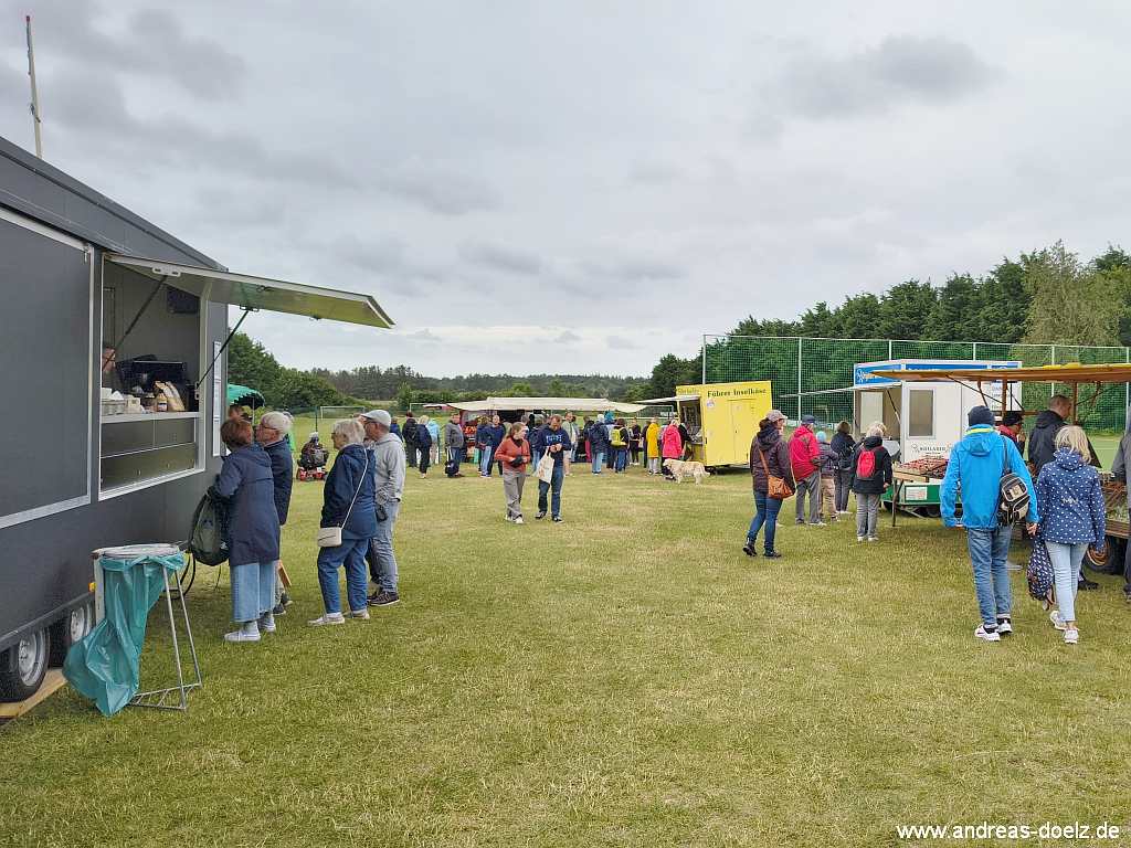 Der Food-Truck, genannt Futtertrog der Familie Martinen auf dem Bauernmakt in Nebel