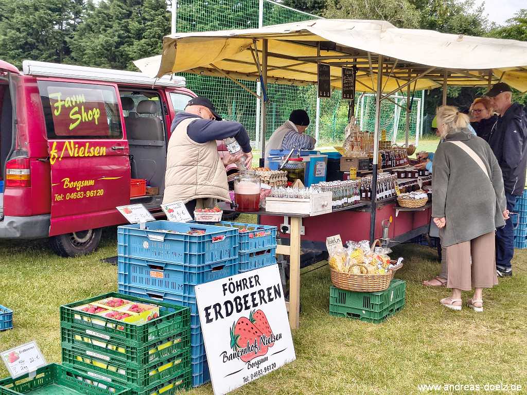Stand des Bauernhofs Nielsen aus Borgsum mit gro&szlig;er Auswahl an Selbstgemachtem, darunter Sirup, S&auml;fte, Marmeladen aus F&ouml;hrer Hagebutten, Eierlik&ouml;r und Holunderbl&uuml;tensirup