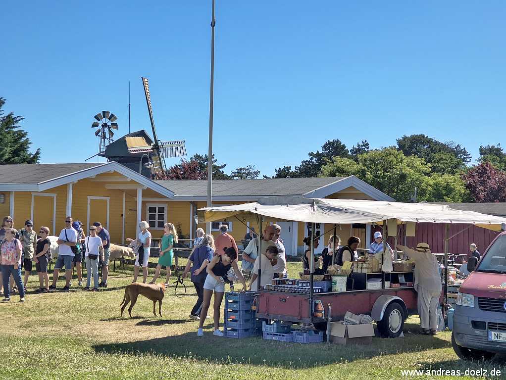 W&auml;hrend der Saison ist Hochhbetrieb auf dem Bauernmarkt  vei Nebel, der bei Urlaubern und Insulanern leicherma&szlig;en beliebt ist