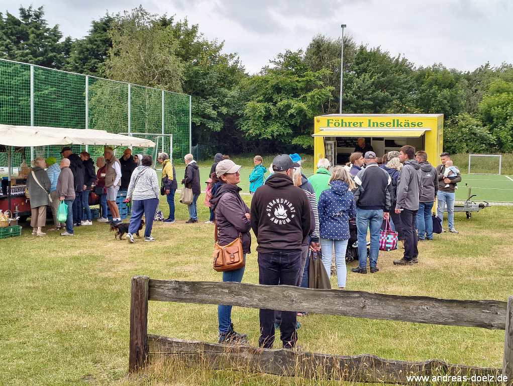 Stand der Familie Hartmann aus Alkersum mit verschiedene Sorten F&ouml;hrer K&auml;se, Frischk&auml;se, Joghurt und Inselbutter