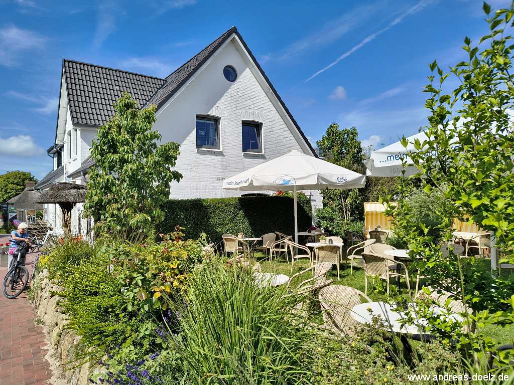 Sitzm&ouml;glichkeiten im Cafe-Garten des Inselb&auml;ckers Clausen in Nebel