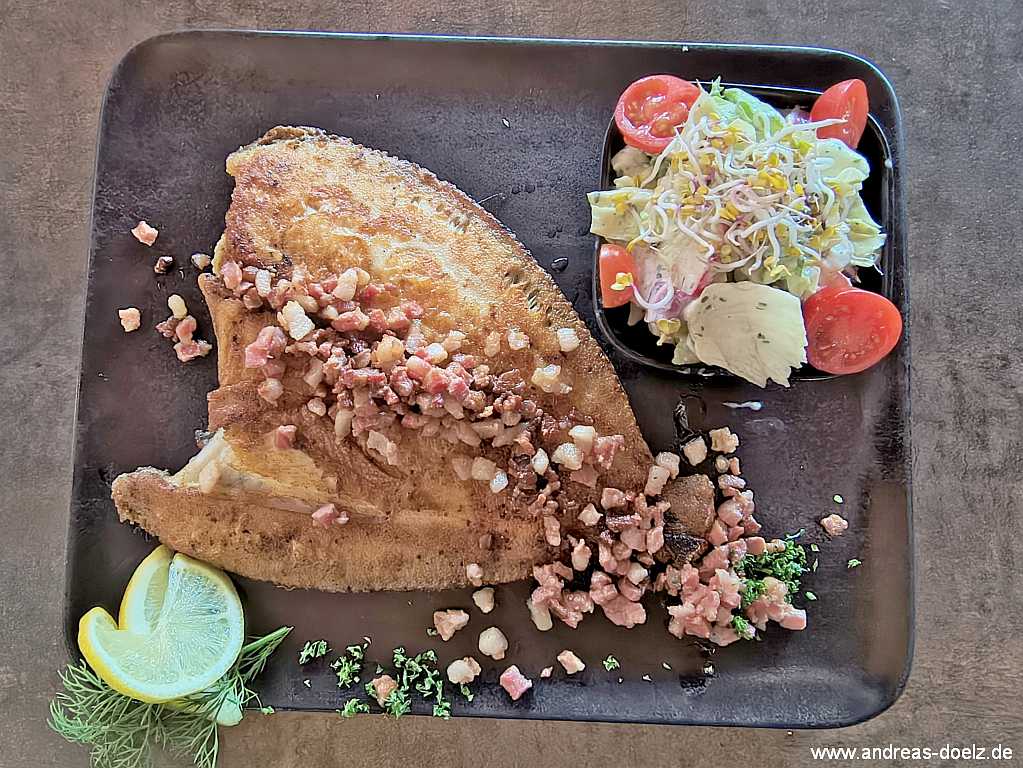 Kutterscholle mit Speckw&uuml;rfeln im Nebler Hotel-Restaurant Friedrichs
