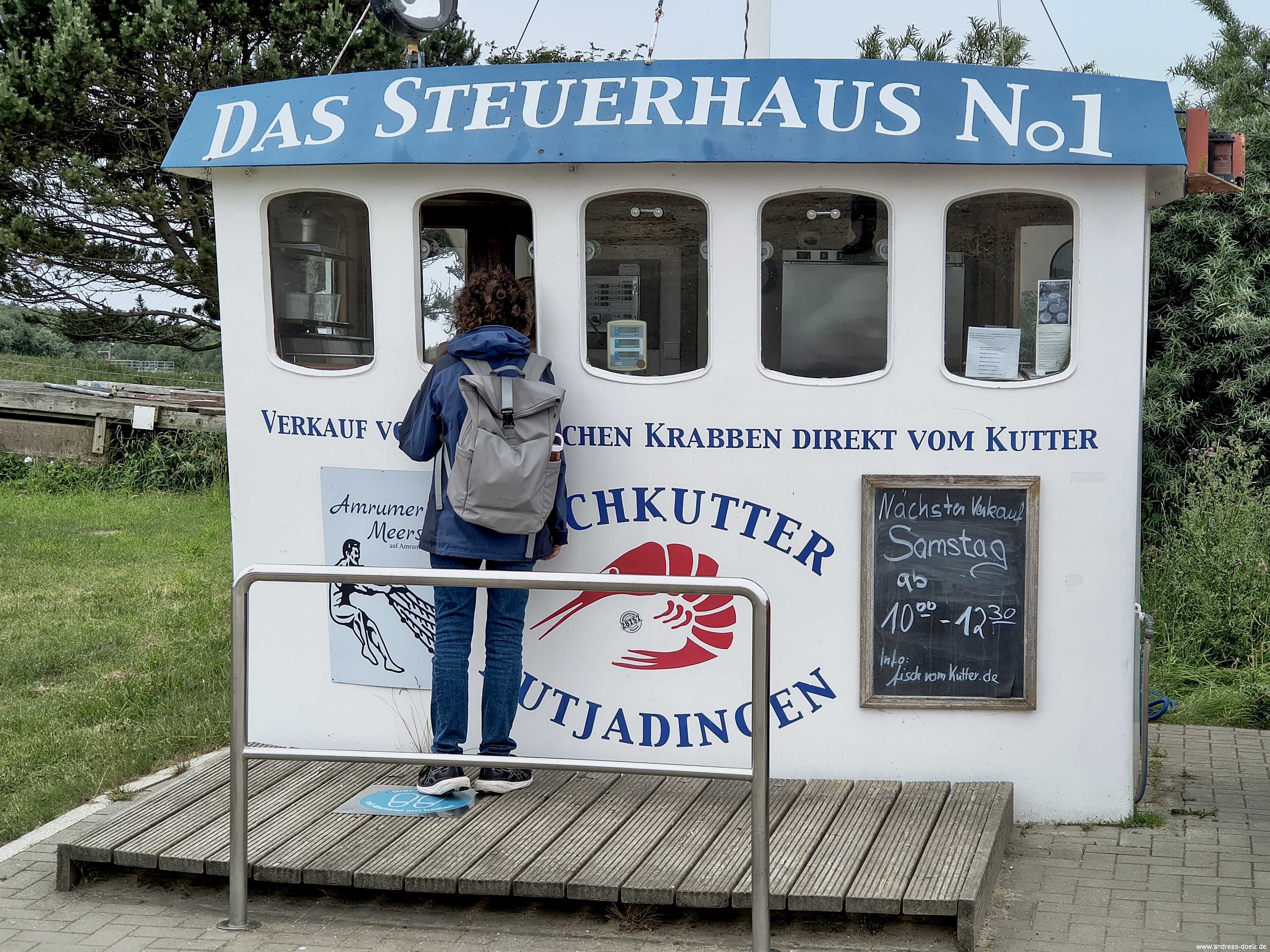 Verkauf von frischen Nordseekrabben im Steuerhaus No1 beim Yachhthafen bzw. am Seezeichenhafen.