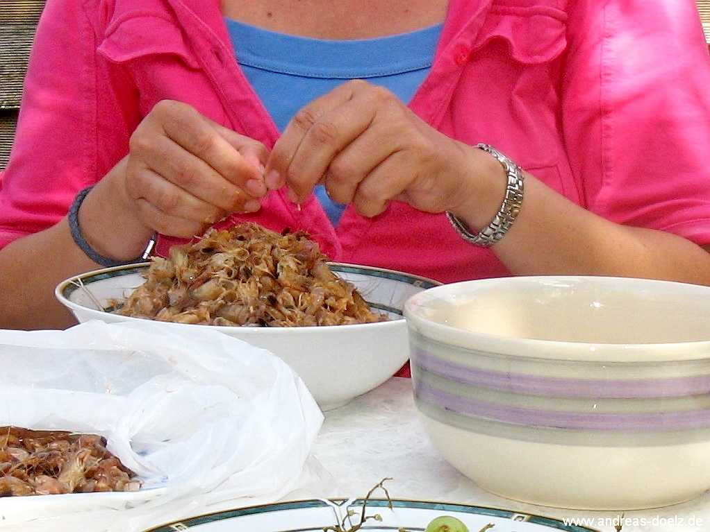 Das Pulen der gebr&uuml;hte Nordsee-Krabben brauccht etwas &Uuml;bung!