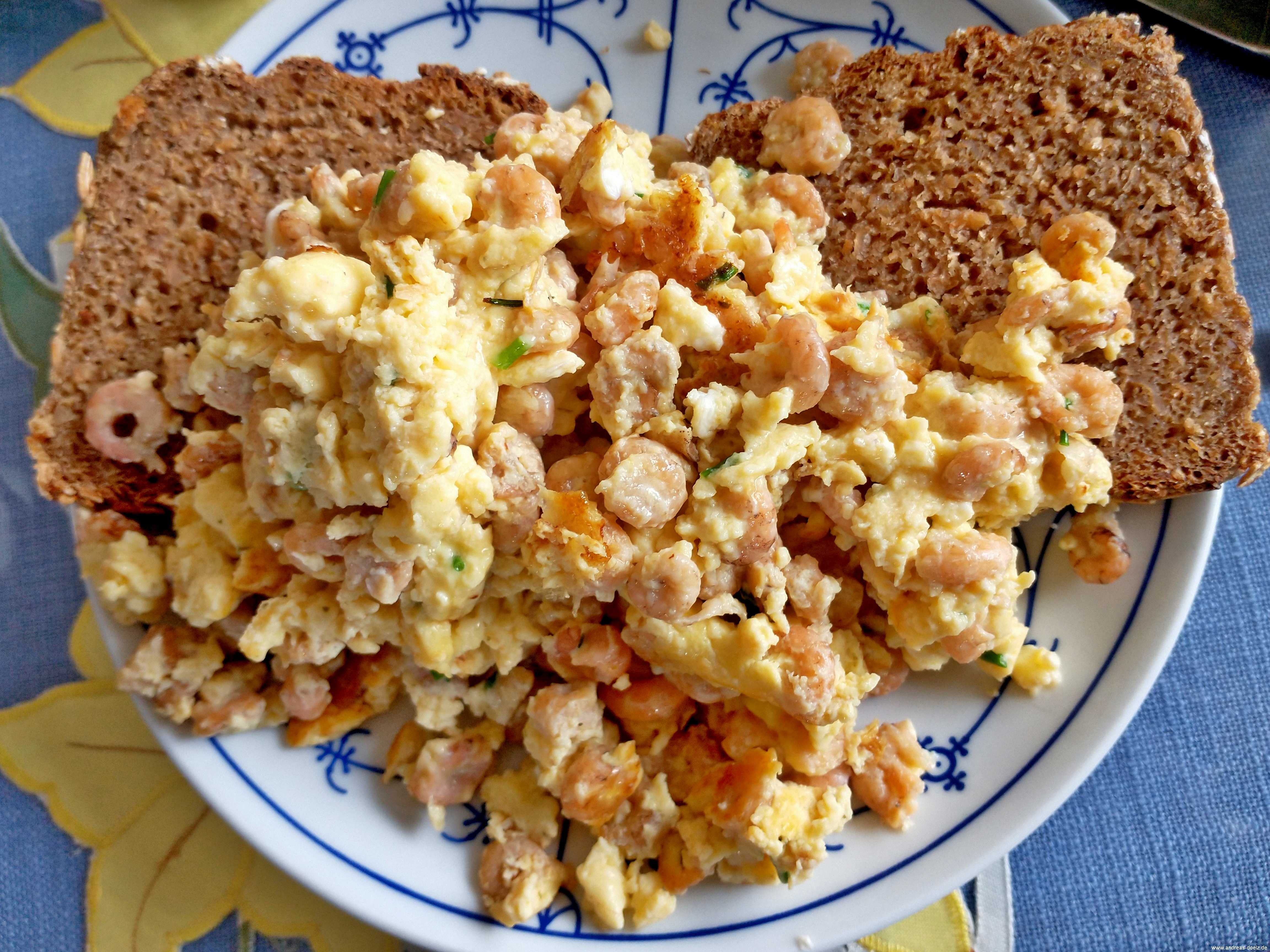 Frische Nordsee-Krabben in der Pfanne gebraten - und dann auf Schwarzbrot mit Butter mit oder ohne R&uuml;hrei!