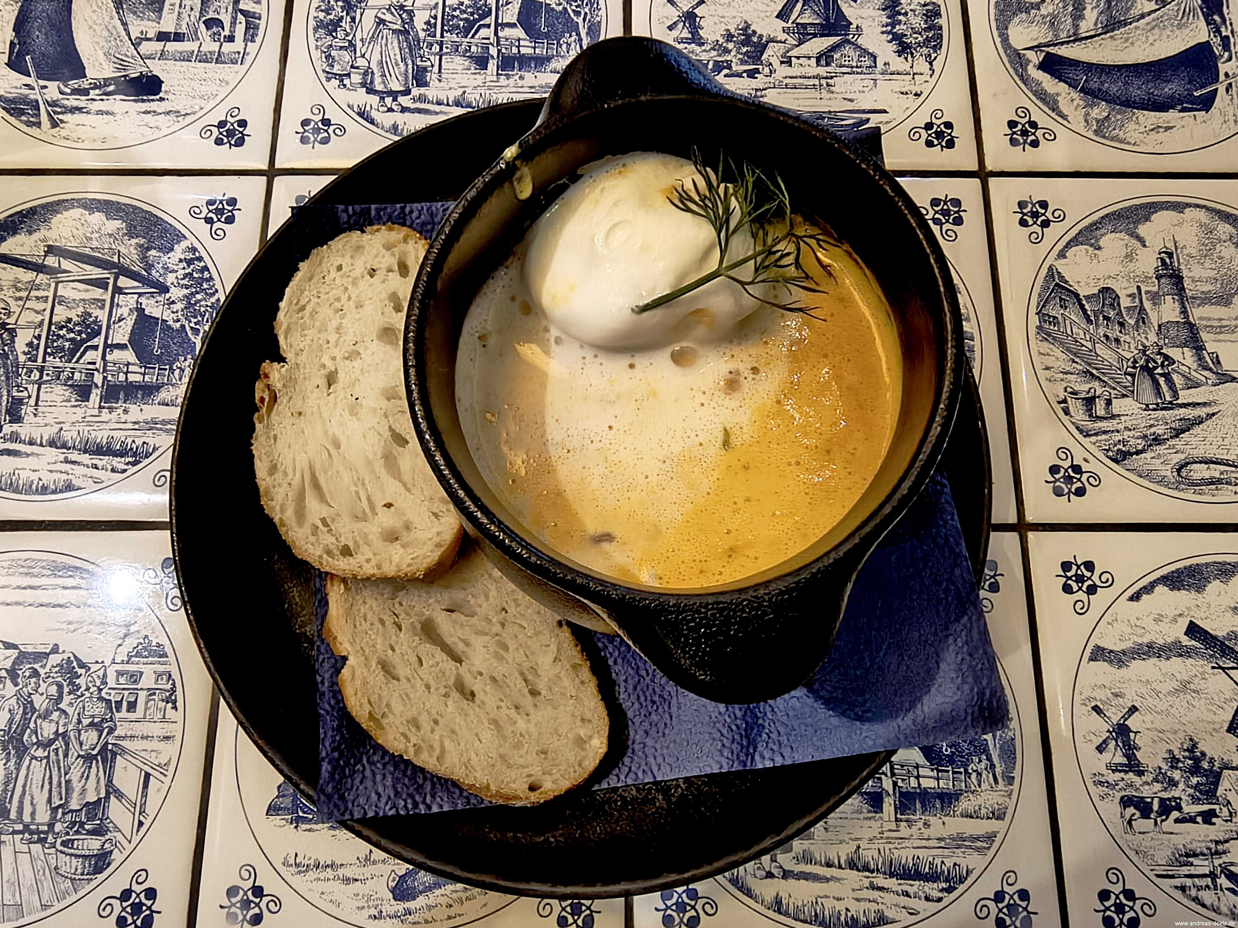 Die traditonelle Krabbensuppe mit Sahneh&auml;ubchen