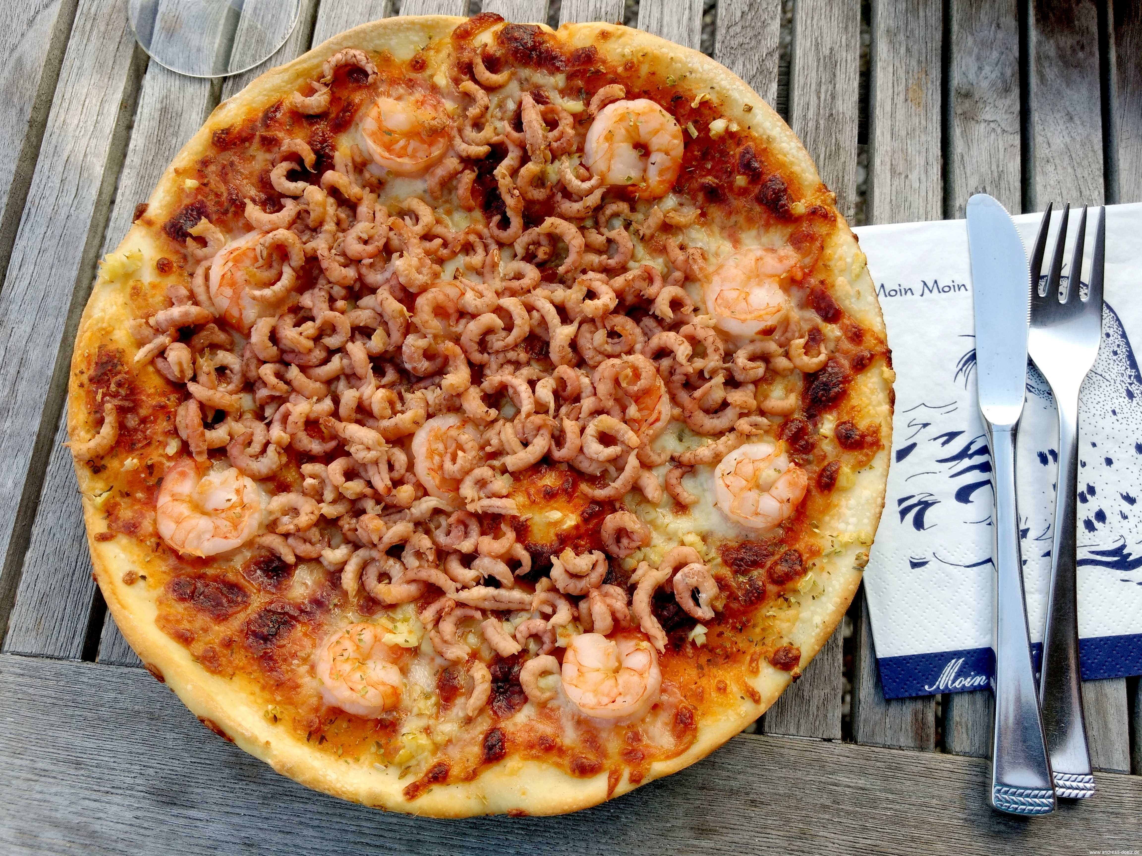 Nordsee-Krabben auf einer Pizza