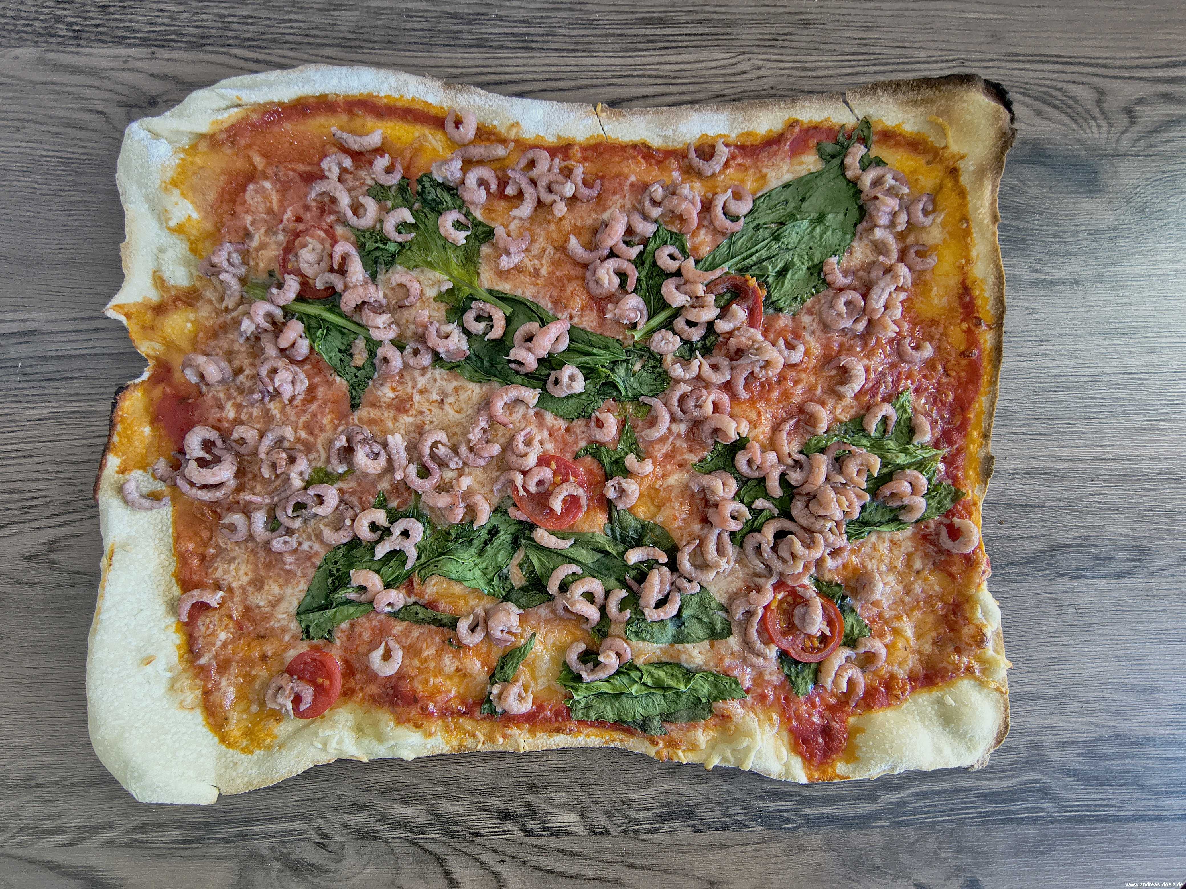 Nordsee-Krabben auf einem Flammkuchen