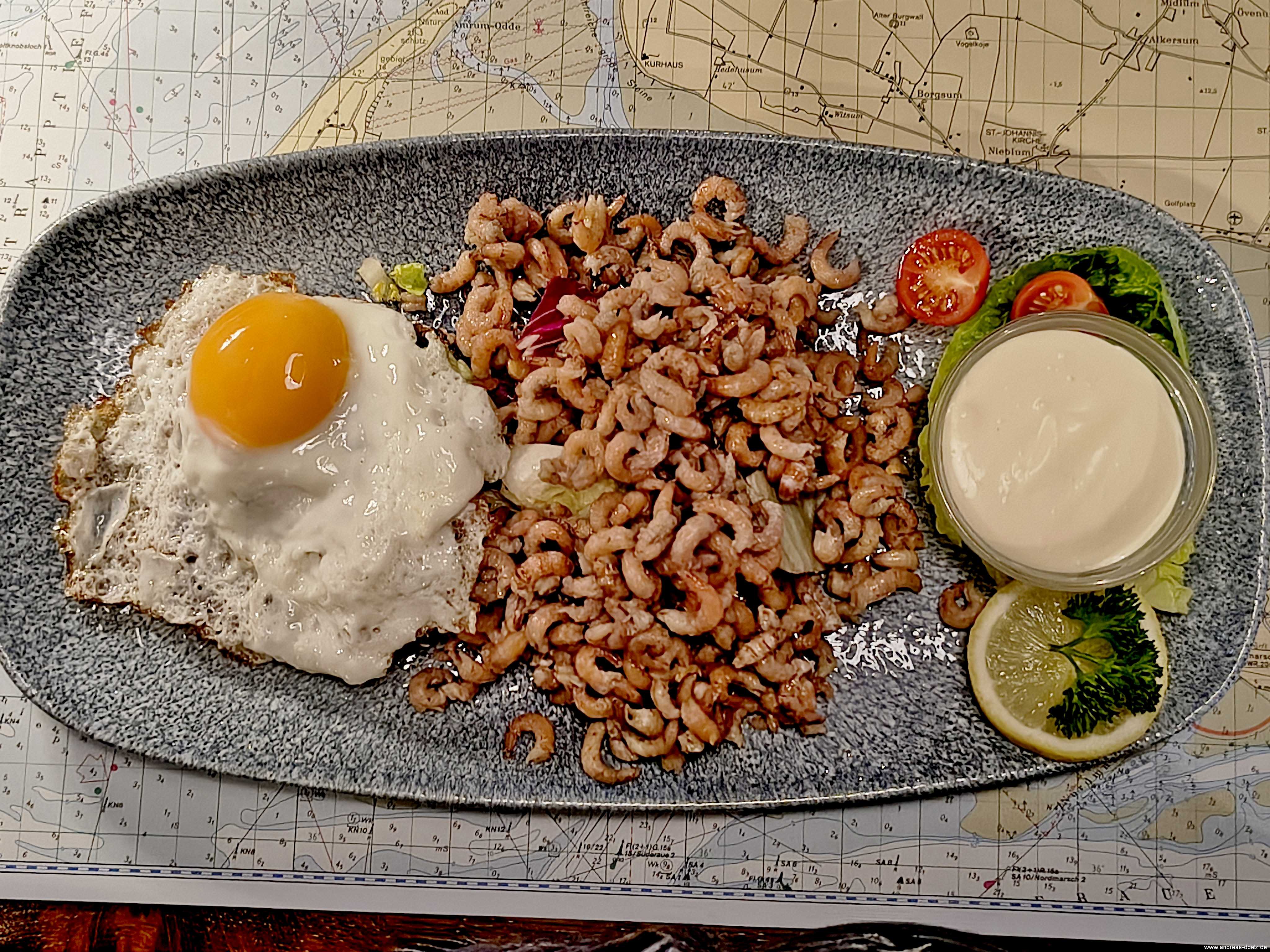 Das Gericht Sonne auf Amrum mit frischen Nordsee-Krabben, Spiegeleiern und Schwarzbrot