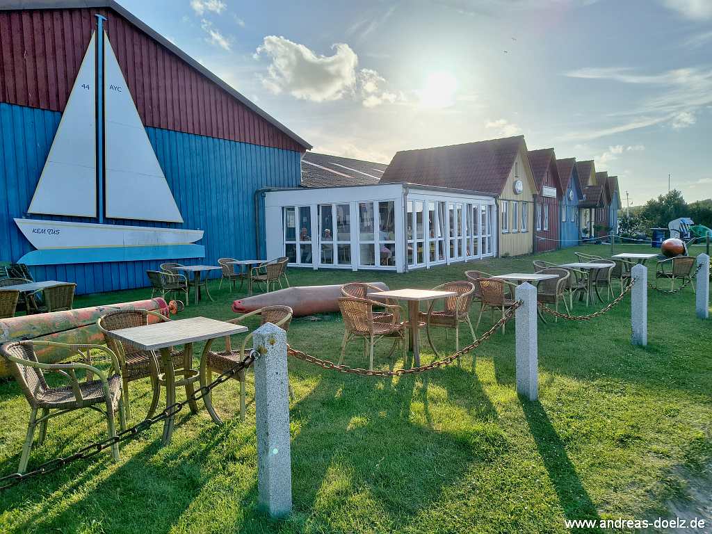 Das Seefohrerhus am Yachthafen mit Wintergarten und Sitzgelegenheiten im Freien. Fr&uuml;her stand hier auch ein altes Leuchtfeuer.