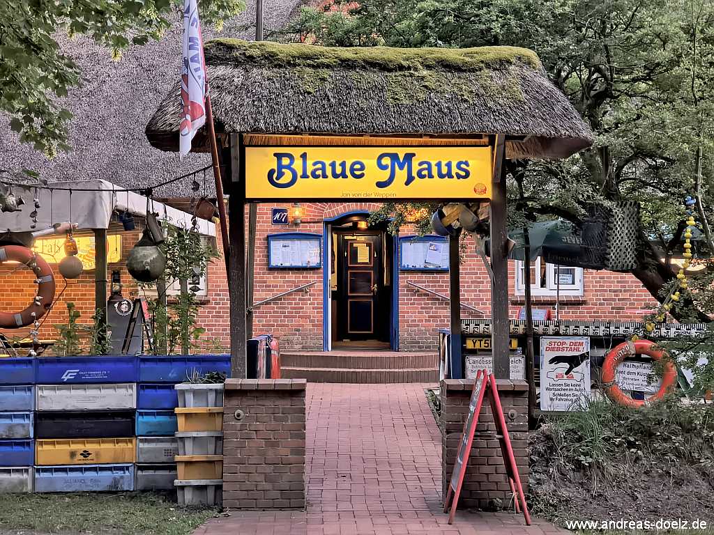Der Eingang zur Kultkneipe Blaue Maus nahe am Ortsausgang von Wittd&uuml;n