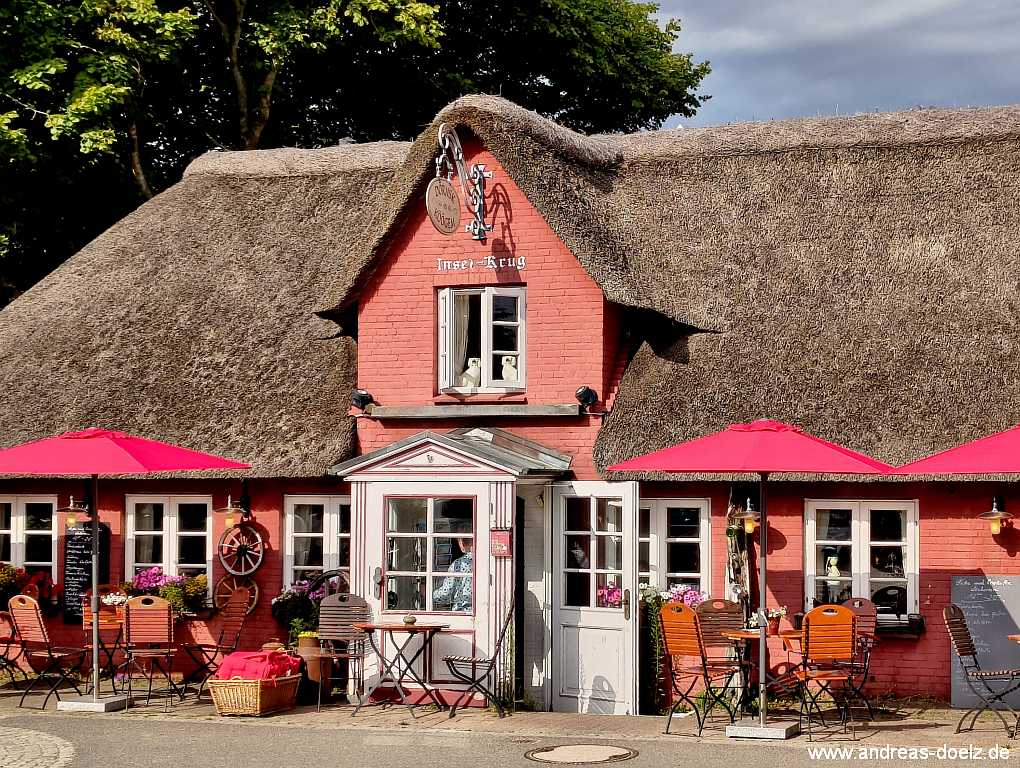 Das Cafe-Restaurant D&ouml;rnsk an K&ouml;&ouml;gem (Inselkrug) gegen&uuml;ber des Hotel-Restaurant Friedrchs im Ortskern von Nebel