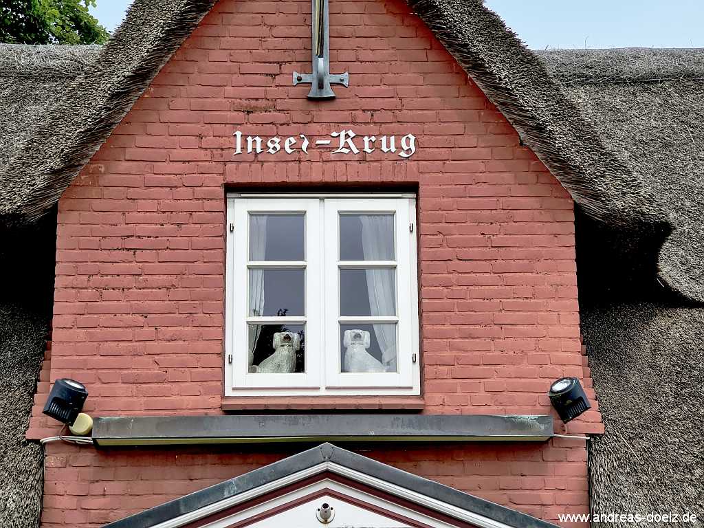 Porzellanhunde im Giebelfenster des Cafe-Restaurant D&ouml;rnsk an K&ouml;&ouml;gem (Inselkrug) im Ortskern von Nebel
