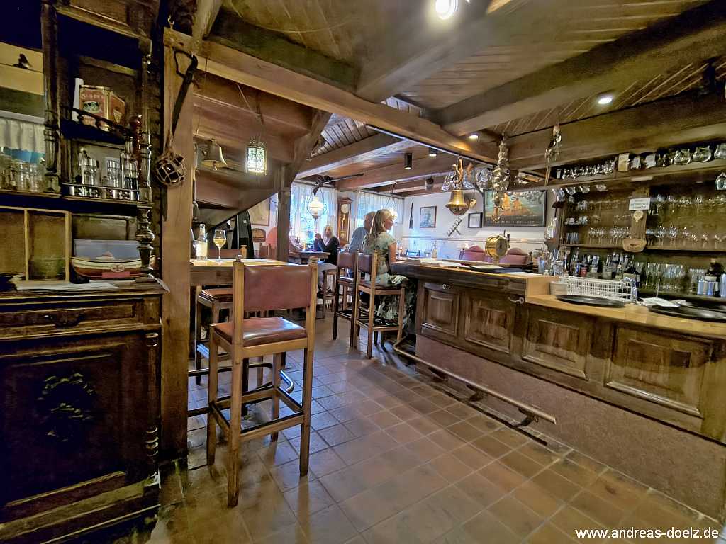 Der gem&uuml;tlich eingerichtete Innenraum in der Seekiste mit Tresen an der Bar, liebevoll dekoriert mit maritimen Accesssoires.