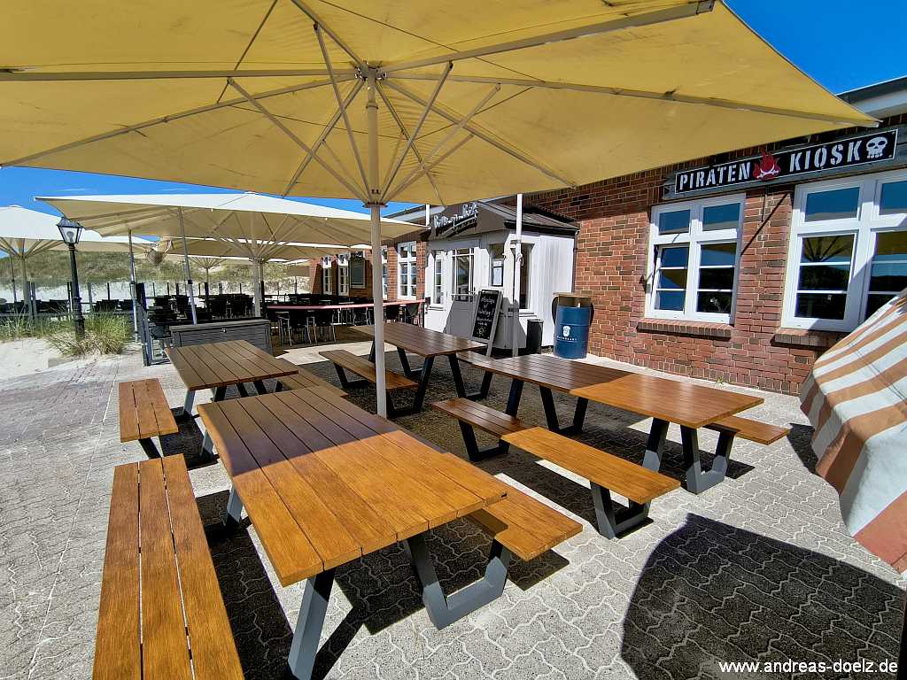 Der Au&szlig;enbereich des Restaurant Strandpirat liegt direkt am Strand&uuml;bergang von Nebel.